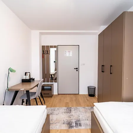 Turisticka Pri Spojenom Skolskom Internate Werferova 10 Pensionat *